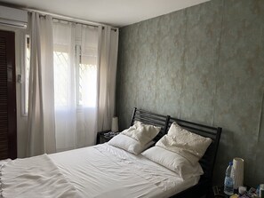 3 bedrooms, iron/ironing board, WiFi, bed sheets