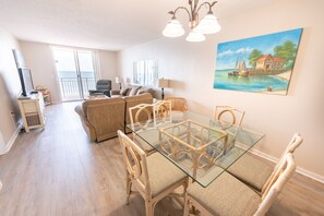 TV, lettore DVD, libri