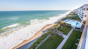 Un hôtel situé en bord de mer, doté d’une piscine, d’une plage et offrant une vue dégagée sur l’océan.