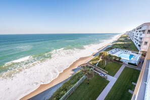 Plage, chaises longues, serviettes de plage