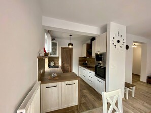 Vila Keluarga | Dapur pribadi | Lemari es, microwave, oven, dan kompor