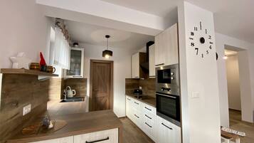Vila Keluarga | Dapur pribadi | Lemari es, microwave, oven, dan kompor