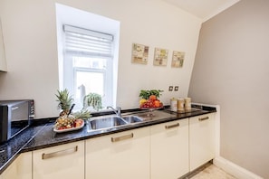 Apartamento superluxo | Cozinha privada | Geladeira grande, micro-ondas, fogão, cooktop