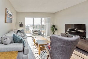 디럭스 아파트, 침실 1개, 강 전망 | 거실 공간 | 평면 TV