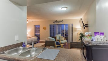 Estudio, vista al río | Área de sala de estar | Televisión de pantalla plana