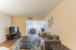 아파트, 침실 2개, 강 전망 | 거실 공간 | 평면 TV