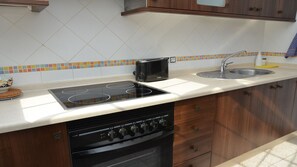 Réfrigérateur, four, bouilloire électrique, grille-pain