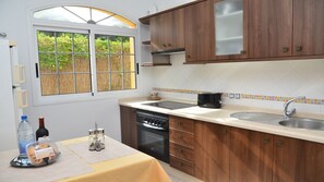 Réfrigérateur, four, bouilloire électrique, grille-pain