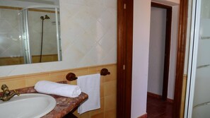 Douche, serviettes fournies