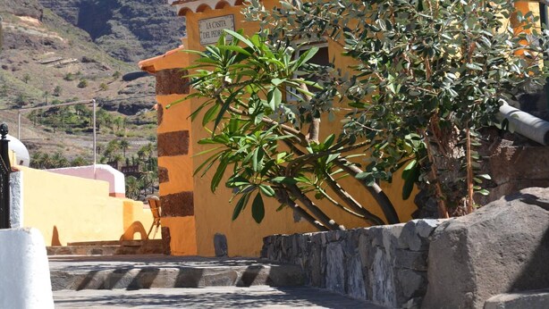 A building with a sign reading "LA CASA DEL PEDRA".