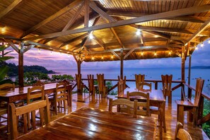 فطور من الأطباق المحلية يوميًا مقابل رسوم