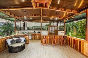 Deluxe maisonnette, hot tub, uitzicht op oceaan | Woonruimte