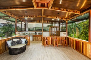 华丽复式, 热水浴缸, 海洋景观 | 起居区