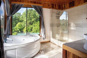 Habitación cuádruple Deluxe | Baño | Toallas, jabón, champú y papel higiénico