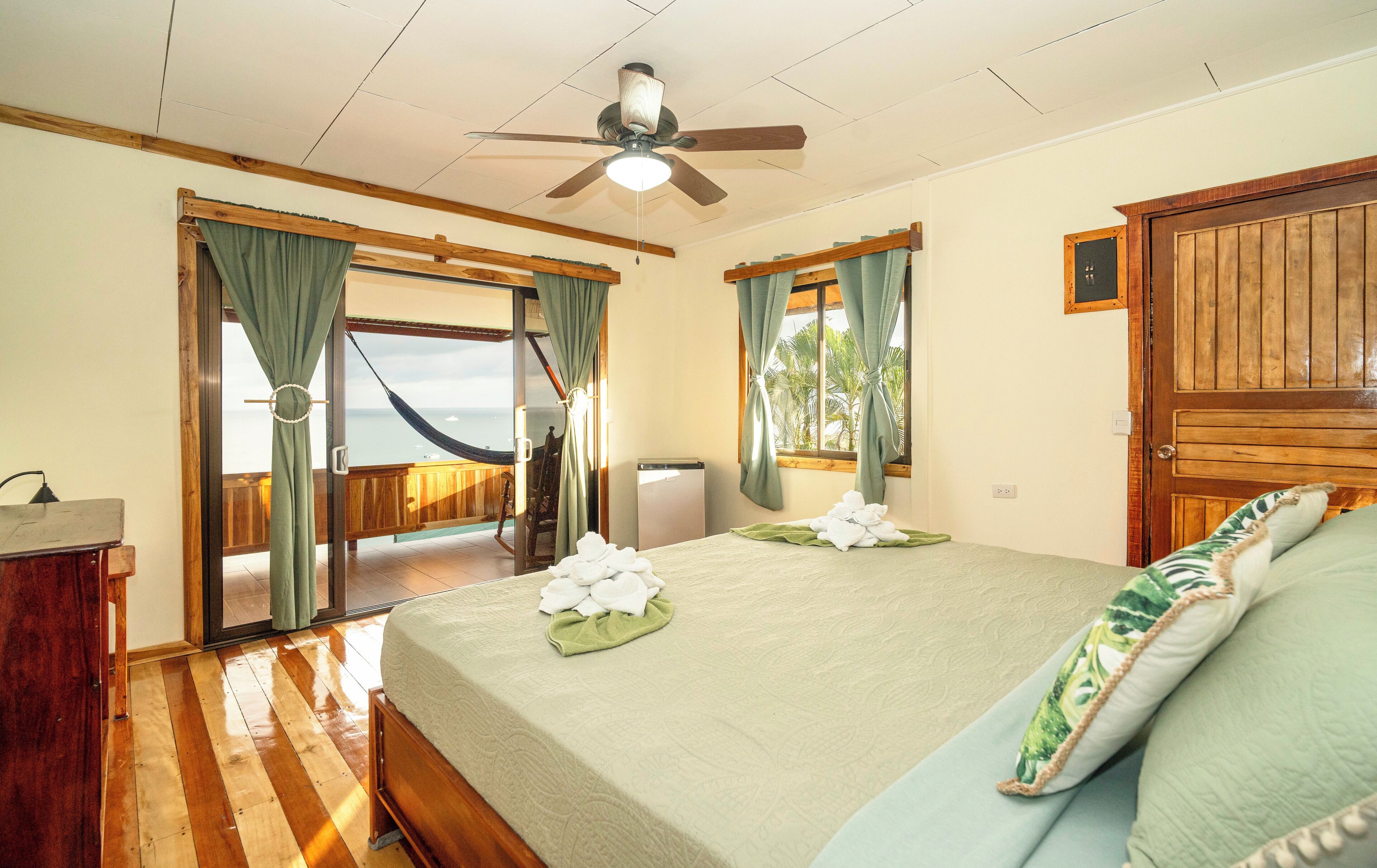 高级小屋, 1 张特大床, 海洋景观 | 客房内保险箱、免费 WiFi、床单