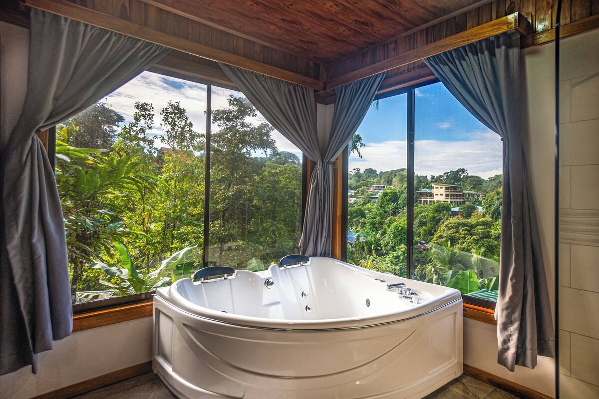 Deluxe Quadruple Room, Hot Tub | Private spa tub