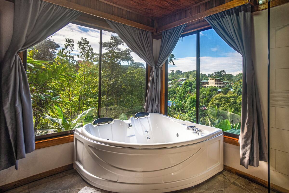 Deluxe Quadruple Room | Private spa tub