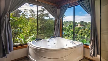 Chambre Quadruple Deluxe, bain à remous | Bain à remous privé