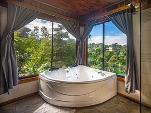 Deluxe vierpersoonskamer, hot tub | Privéspabad