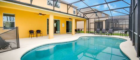 Utendørsbasseng og et oppvarmet basseng