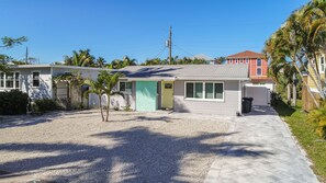 Exterior - Beach Bungalow 2B/2B Private Pool/Spa, North End, Newly Renovated (Fort Myers Beach)