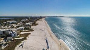 Espreguiçadeiras, toalhas de praia 