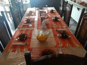 Tägliches inbegriffenes kontinentales Frühstück