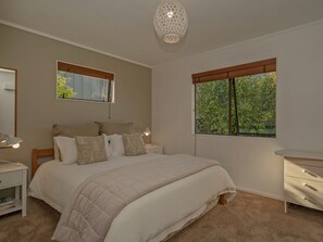 3 bedrooms, iron/ironing board, WiFi - Wonderful Whangamata - Whangamata Holiday Home (Whangamata)