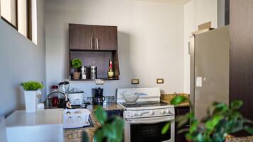 Refrigerador, microondas, horno y parrilla de estufa