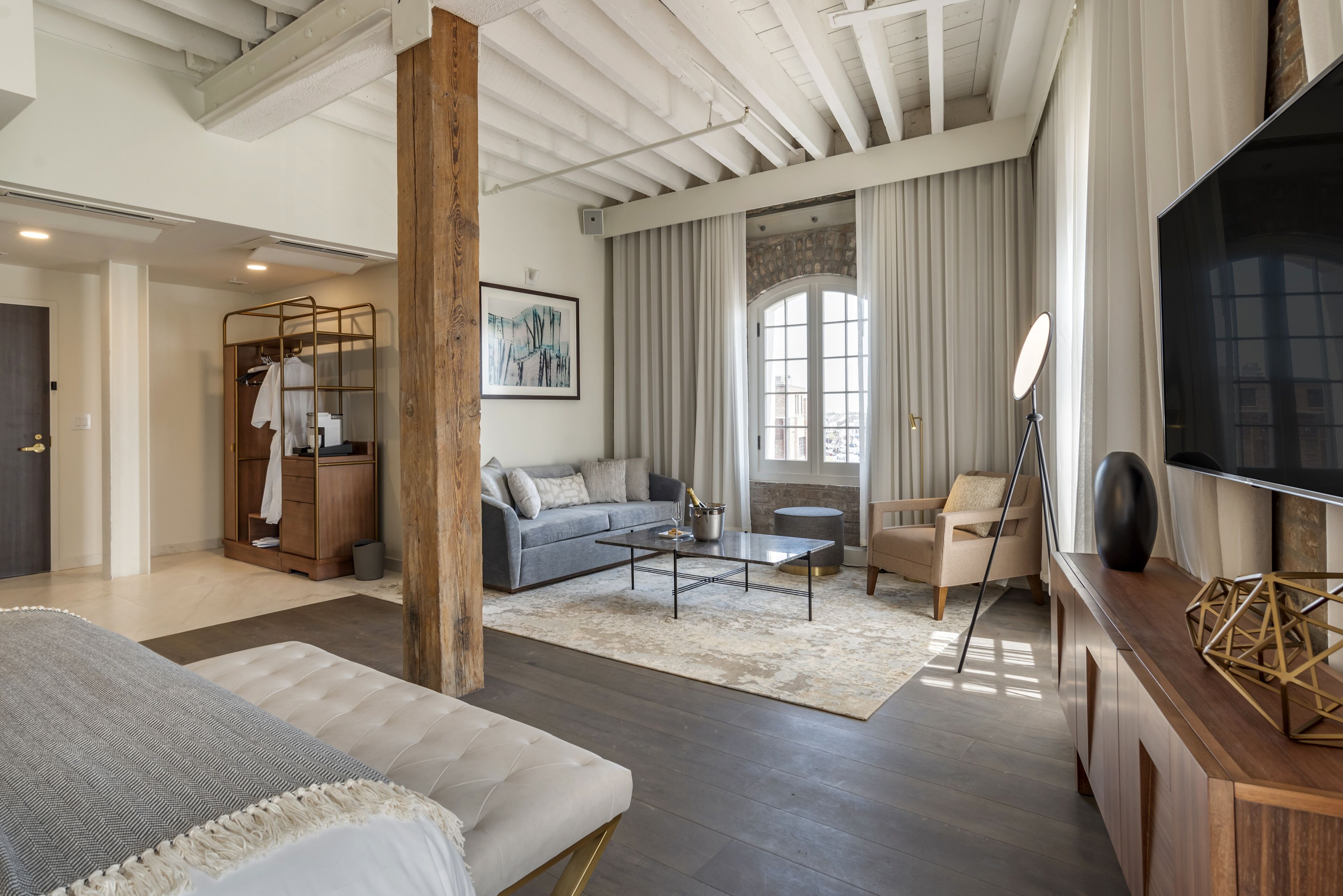 signature studio suite, 1 king bed, river view | premium bedding, pillow-top beds, in-room safe, laptop workspace