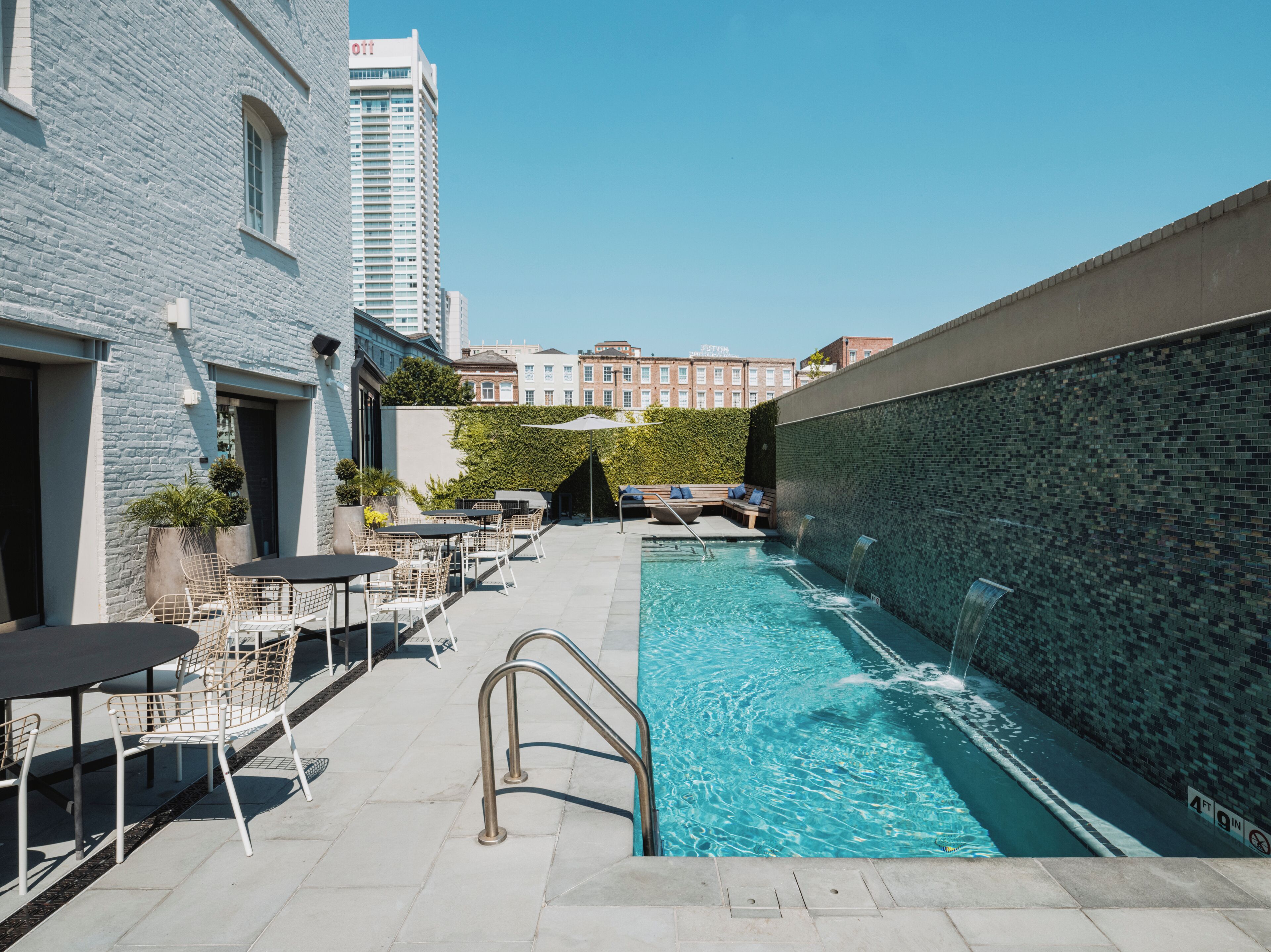 outdoor pool, open 9:00 am to 9:00 pm, pool loungers