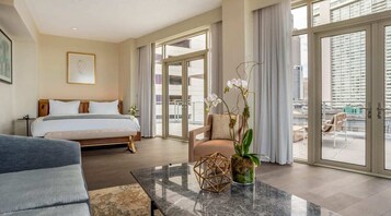 Signature Studio Suite, 1 King Bed, Balcony, City View