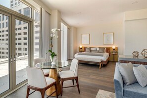 スーペリア スタジオスイート キングベッド 1 台 バルコニー シティビュー | 高級寝具、ピロートップベッド、セーフティボックス (室内)、ノートパソコン用作業スペース