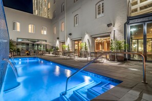 屋外プール、営業時間 9:00 ～ 21:00、サンラウンジャー