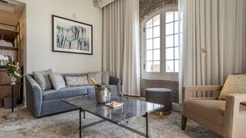 Signature Studio Suite, 1 King Bed, River View | Living area