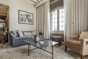 Signature Studio Suite, 1 King Bed, River View | Living area