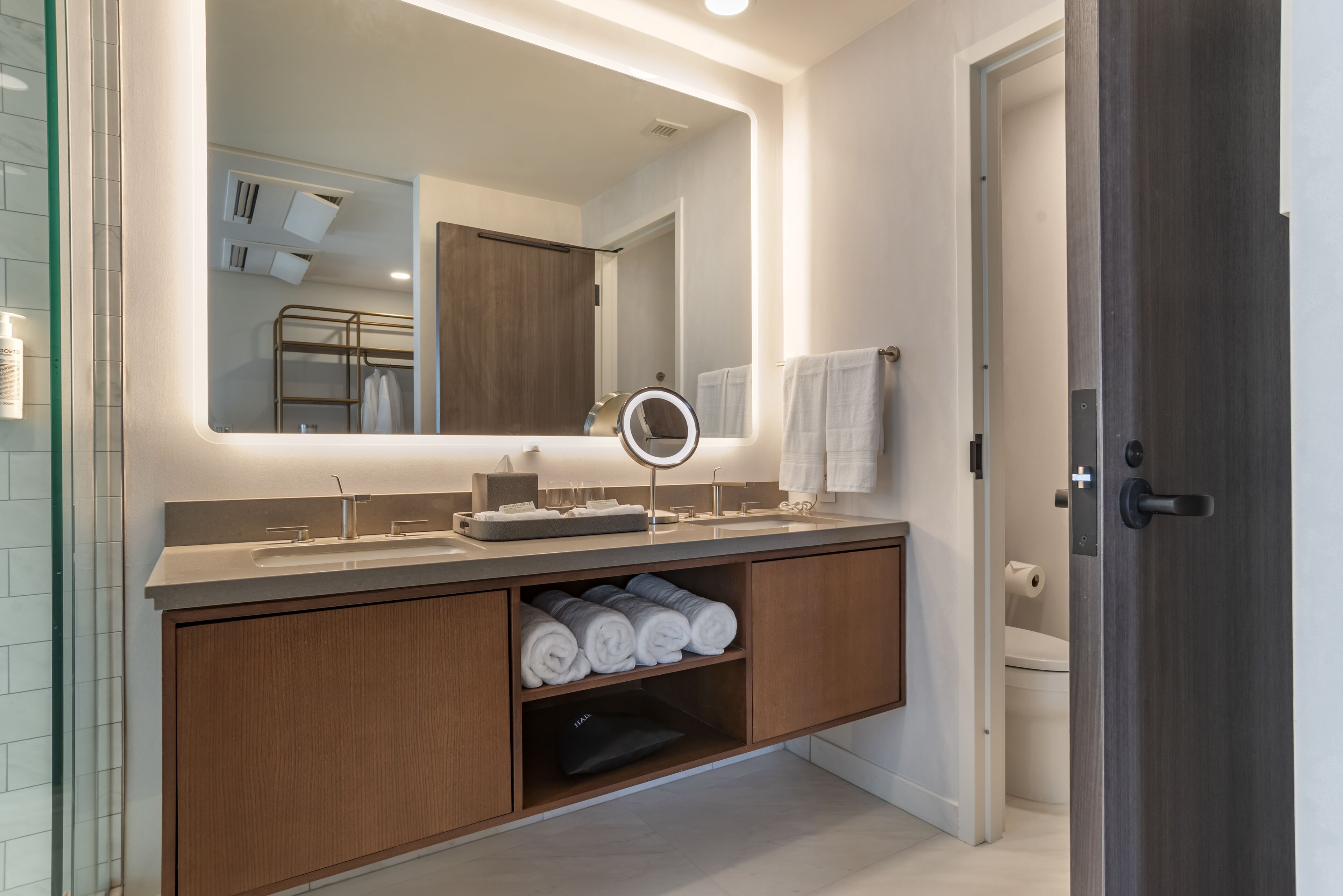 signature studio suite, 1 king bed, river view | bathroom | shower, designer toiletries, hair dryer, towels