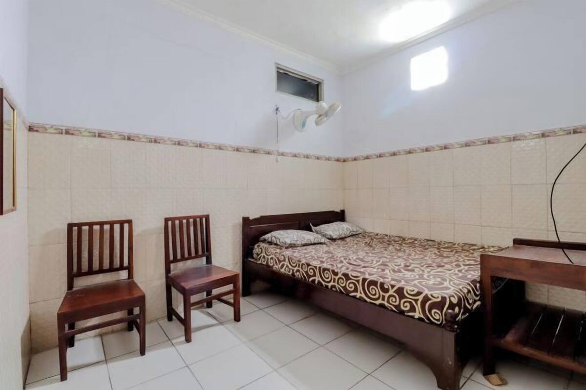 Desk, bed sheets