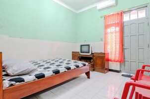 标准双人房 | 办公桌、床单