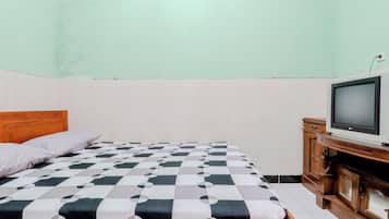 Kamar Double Standar | Meja kerja dan seprai linen