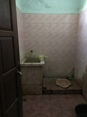 Shower, towels - Pak Pur Homestay (Kasihan)