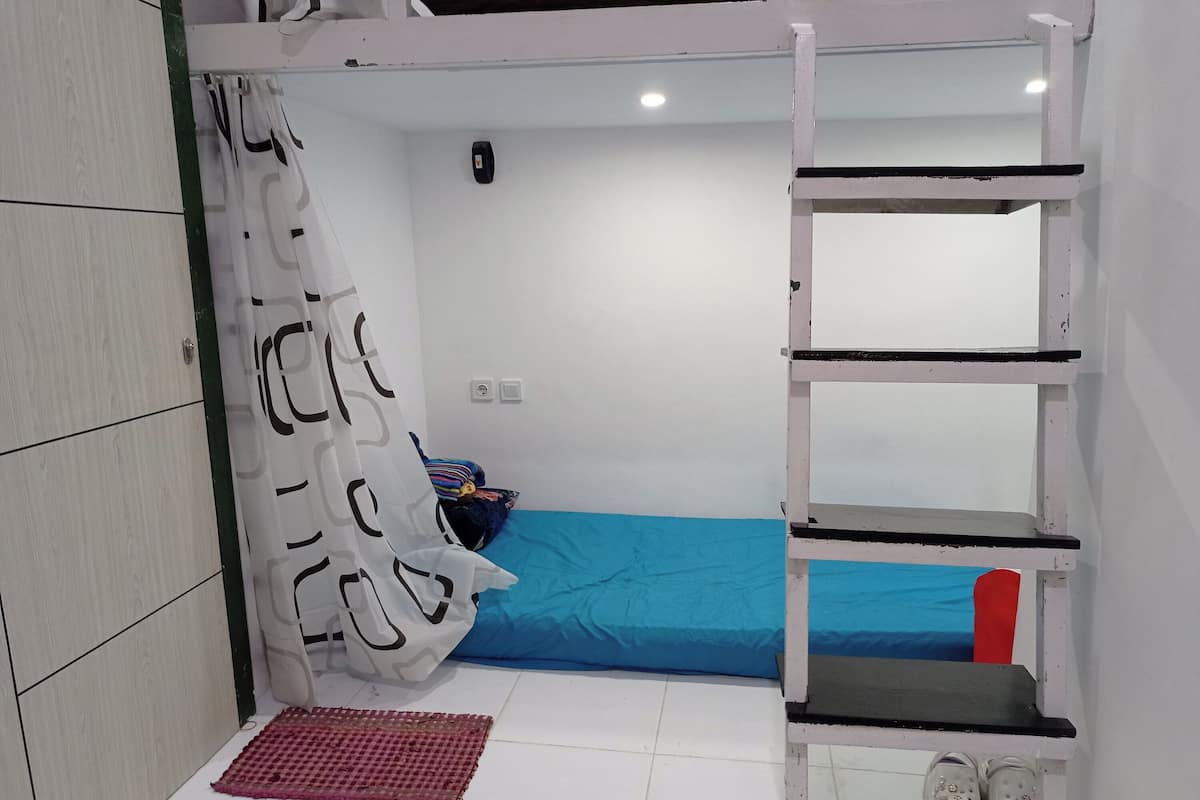 Capsule Room