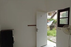 Budget Room - Kost 48 Surabaya (Surabaya)