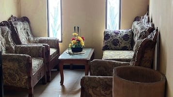 Se ofrece un desayuno a la carta (25000 IDR por persona)