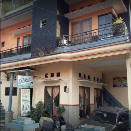 Fachada. Penginapan Indah Lestari