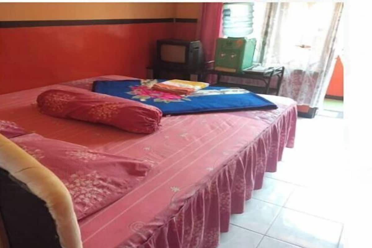 WiFi (free), bed sheets