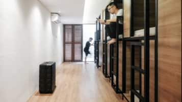Mix Dorm - Capsule | Desk, free WiFi