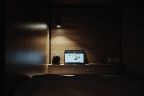 Meja kerja dan Wi-Fi gratis