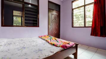 Family Room | Desk, free WiFi, bed sheets