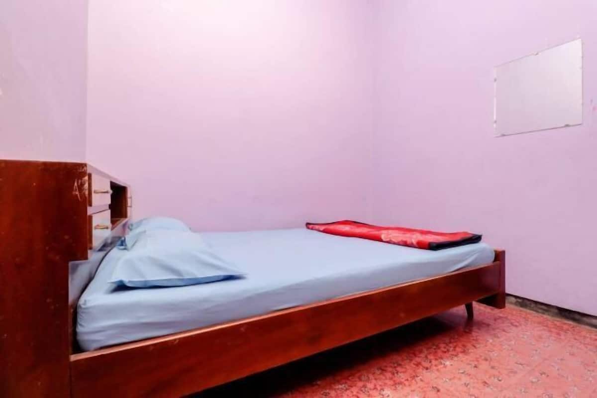 Escritorio, wifi gratis y ropa de cama